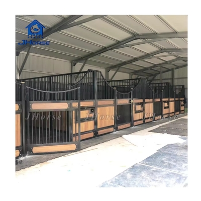 Farklı yüksekliklerde özelleştirilebilir Avrupa at ahırları